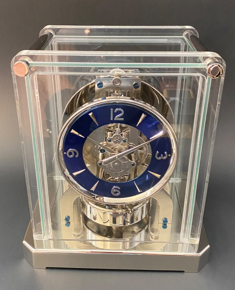 Atmos Classic Plexi, nachtblaues Zifferblatt